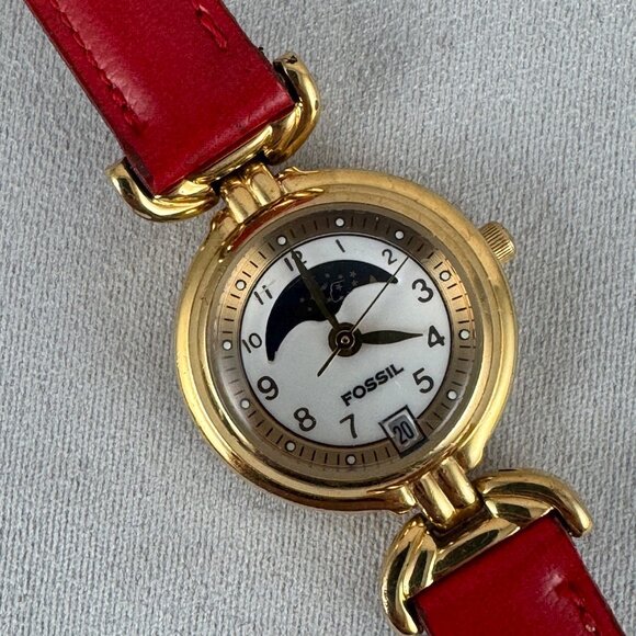 Vintage Fossil T Lug Moon phase Watch with Gold Bezel and Stainless Steel Back - Picture 3 of 8